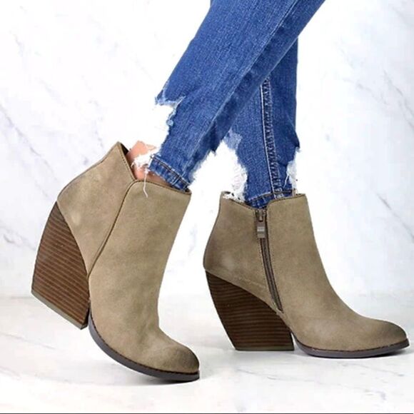𝅺Volatile Whitby Boot, Stacked Heel, Size 7.5 - Picture 1 of 16